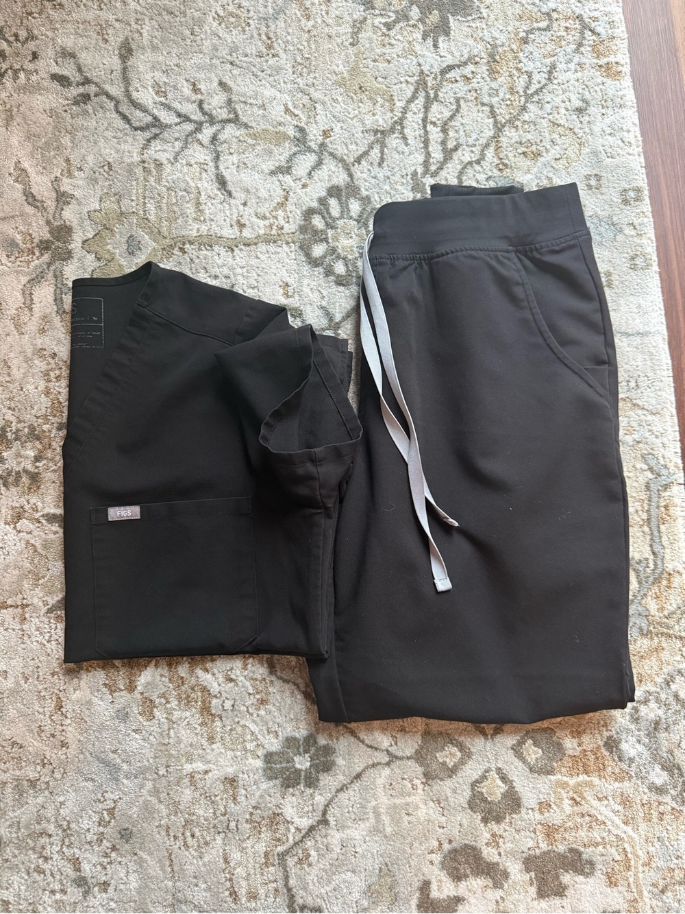 Figs Black Jogger Scrub Set - Medium Top/ Large Pants